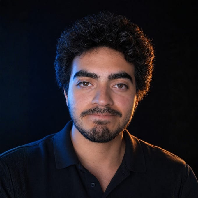 Max, de frente, iluminado por la luz de un monitor